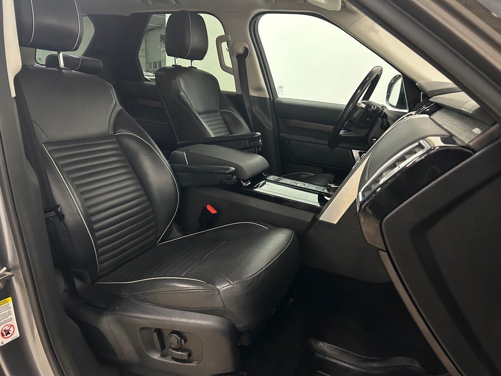 2017 Land Rover Discovery Image 32