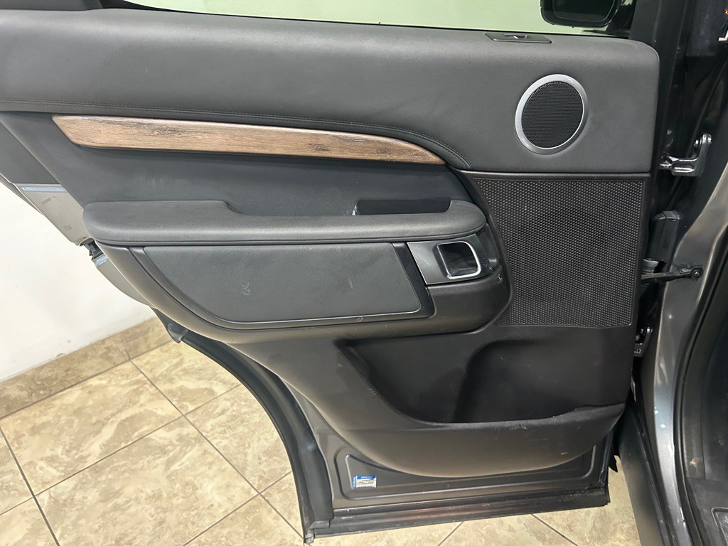 2017 Land Rover Discovery Image 35