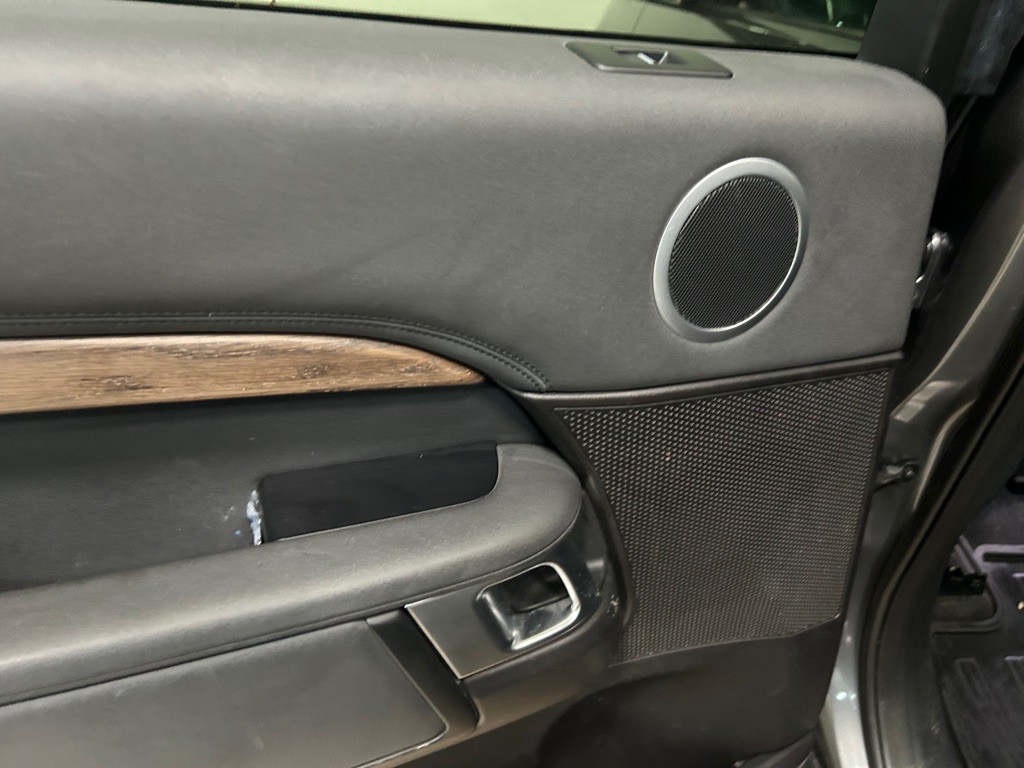 2017 Land Rover Discovery Image 36