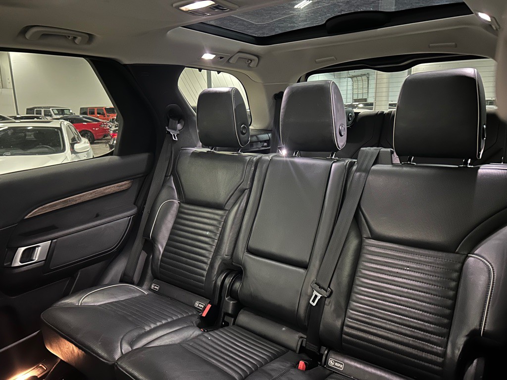 2017 Land Rover Discovery Image 38