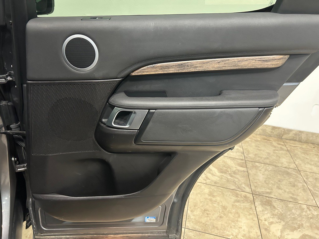 2017 Land Rover Discovery Image 39