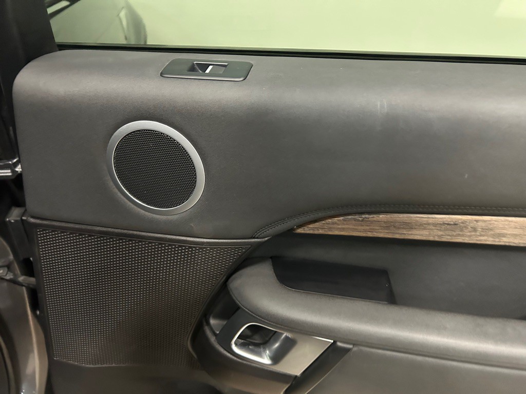 2017 Land Rover Discovery Image 40