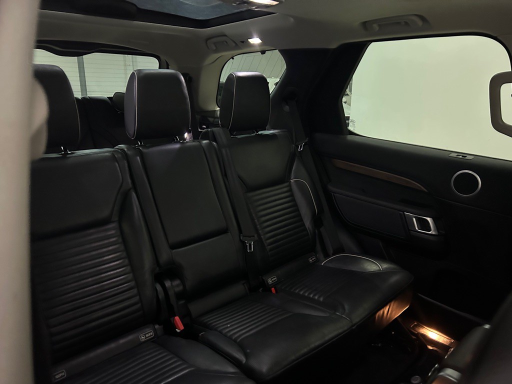 2017 Land Rover Discovery Image 42