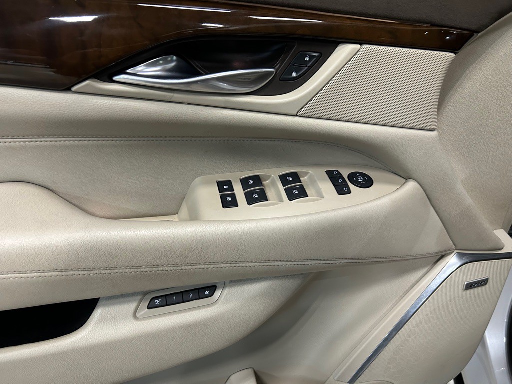 2017 Cadillac Escalade Image 16