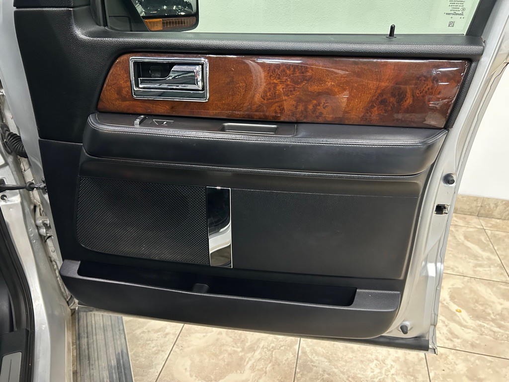 2017 Lincoln Navigator Image 25