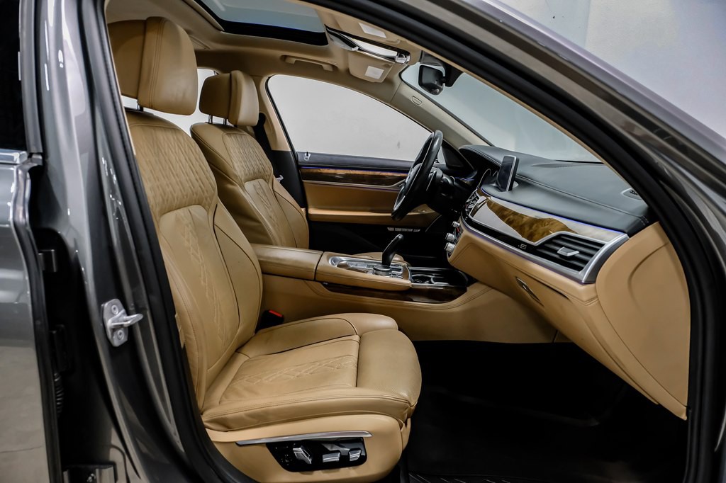 2016 BMW 7 Series Image 29