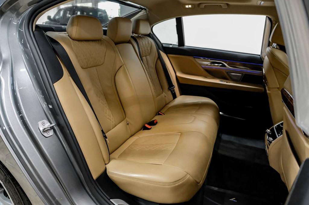 2016 BMW 7 Series Image 31