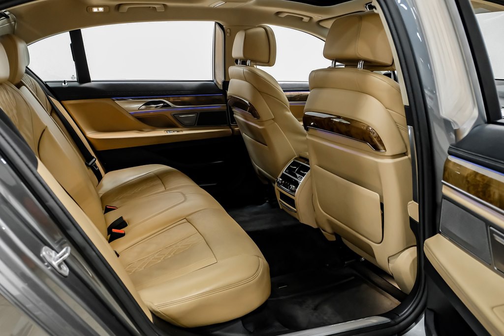 2016 BMW 7 Series Image 32