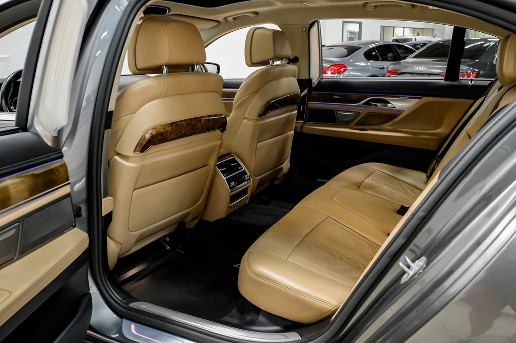 2016 BMW 7 Series Image 33