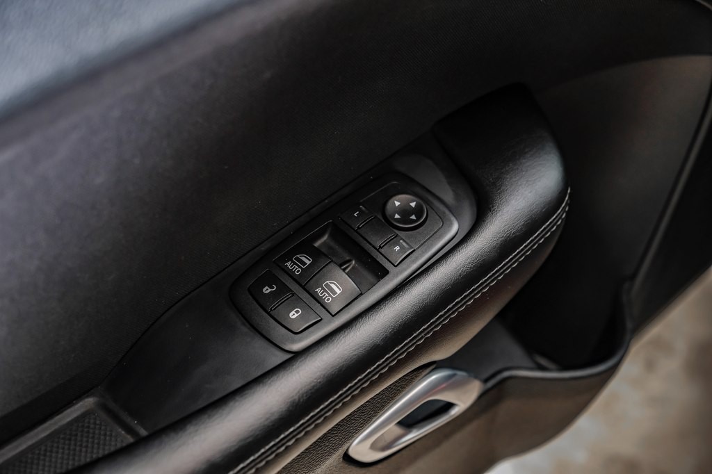 2017 Dodge Challenger Image 39