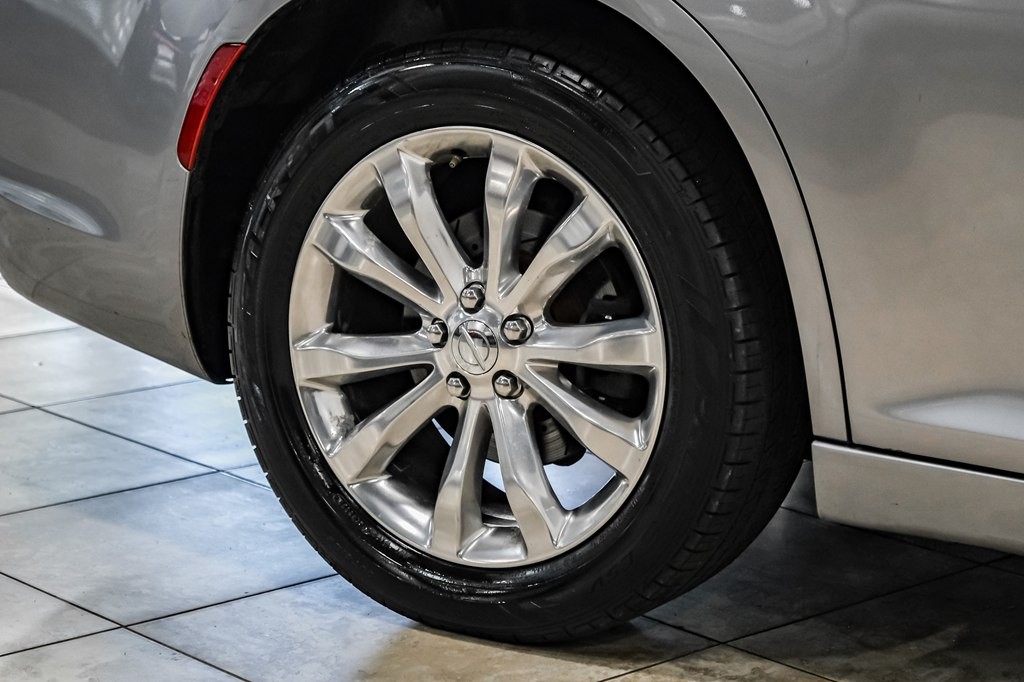 2016 Chrysler 300 Image 3