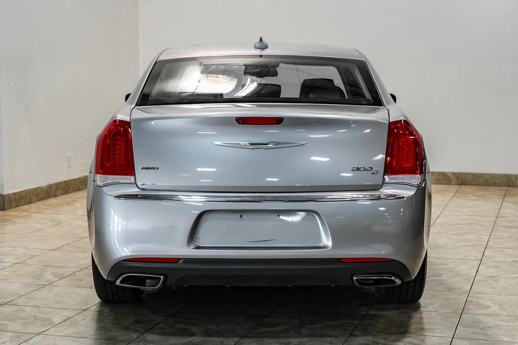 2016 Chrysler 300 Image 17