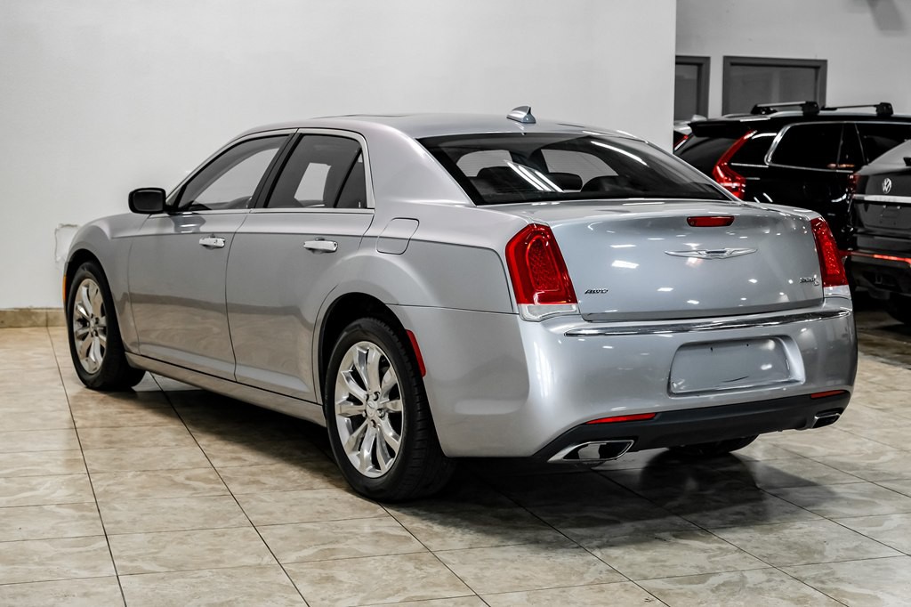 2016 Chrysler 300 Image 18