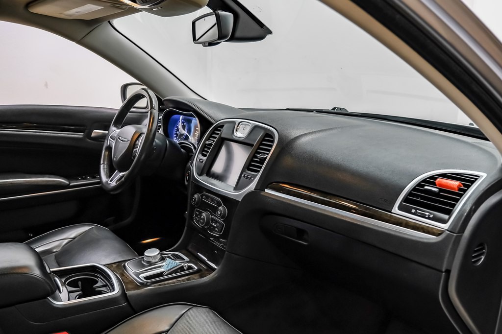 2016 Chrysler 300 Image 19
