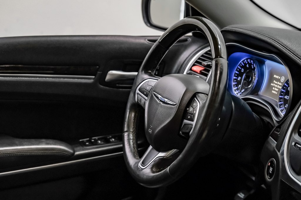 2016 Chrysler 300 Image 21