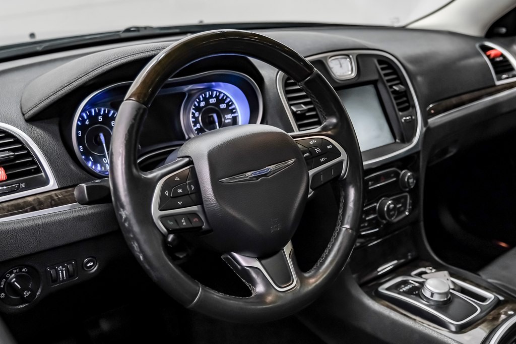 2016 Chrysler 300 Image 22