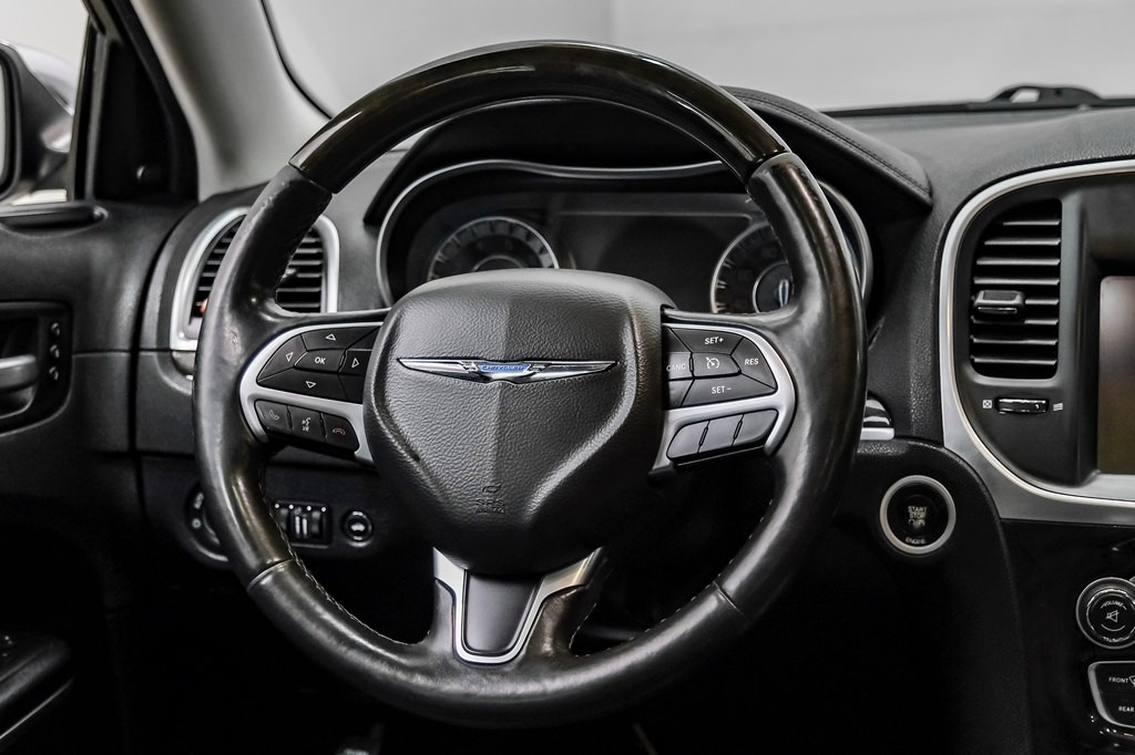 2016 Chrysler 300 Image 23