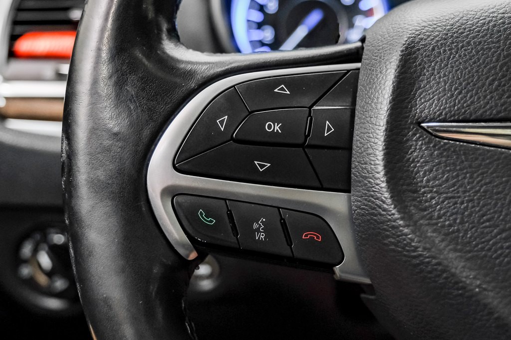 2016 Chrysler 300 Image 24
