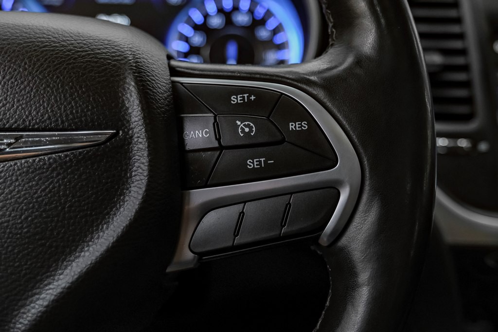 2016 Chrysler 300 Image 25