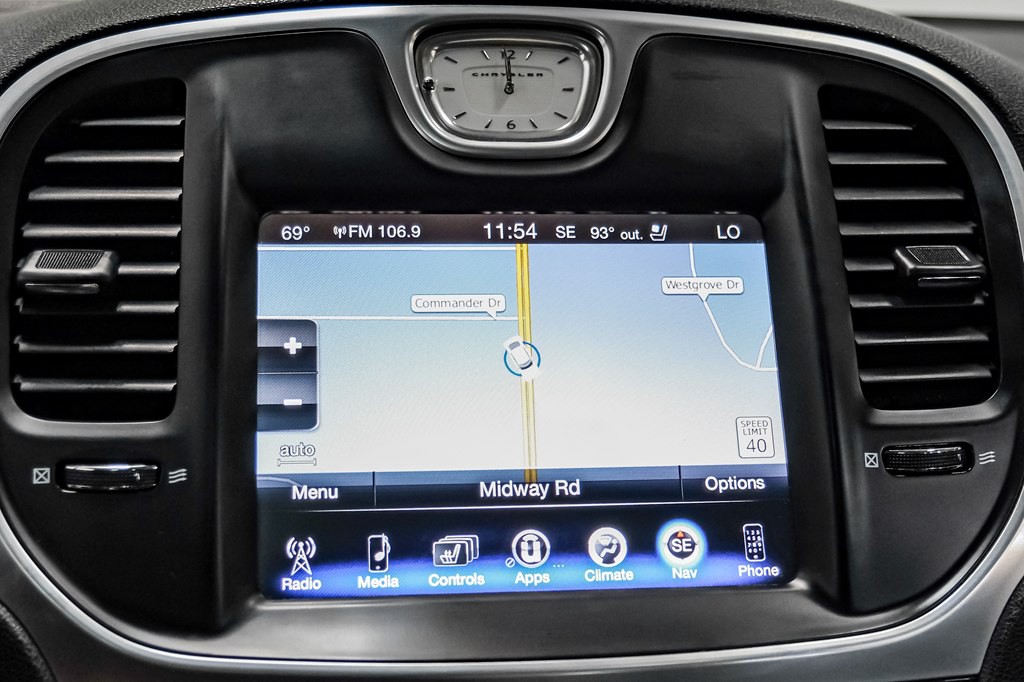 2016 Chrysler 300 Image 29