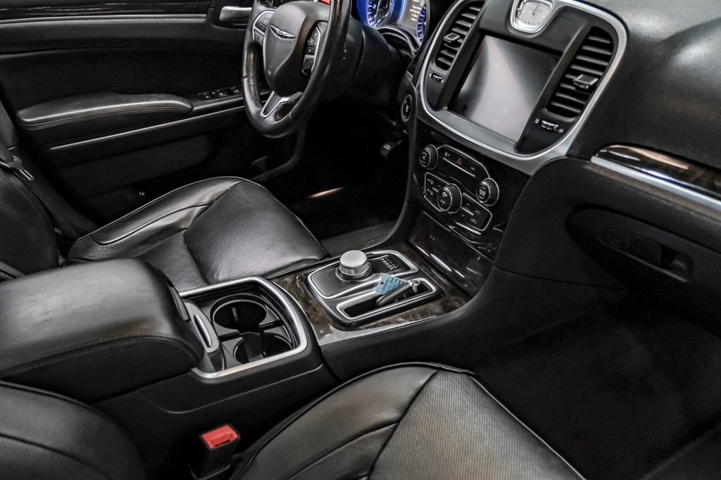 2016 Chrysler 300 Image 31