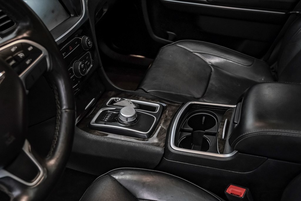2016 Chrysler 300 Image 32