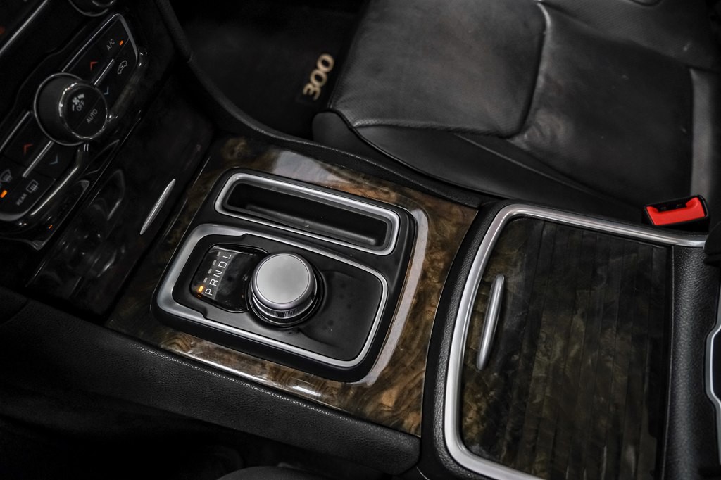2016 Chrysler 300 Image 33