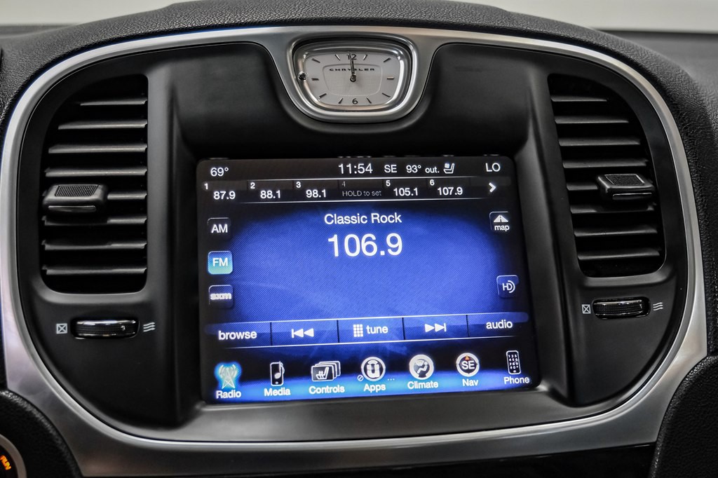 2016 Chrysler 300 Image 36