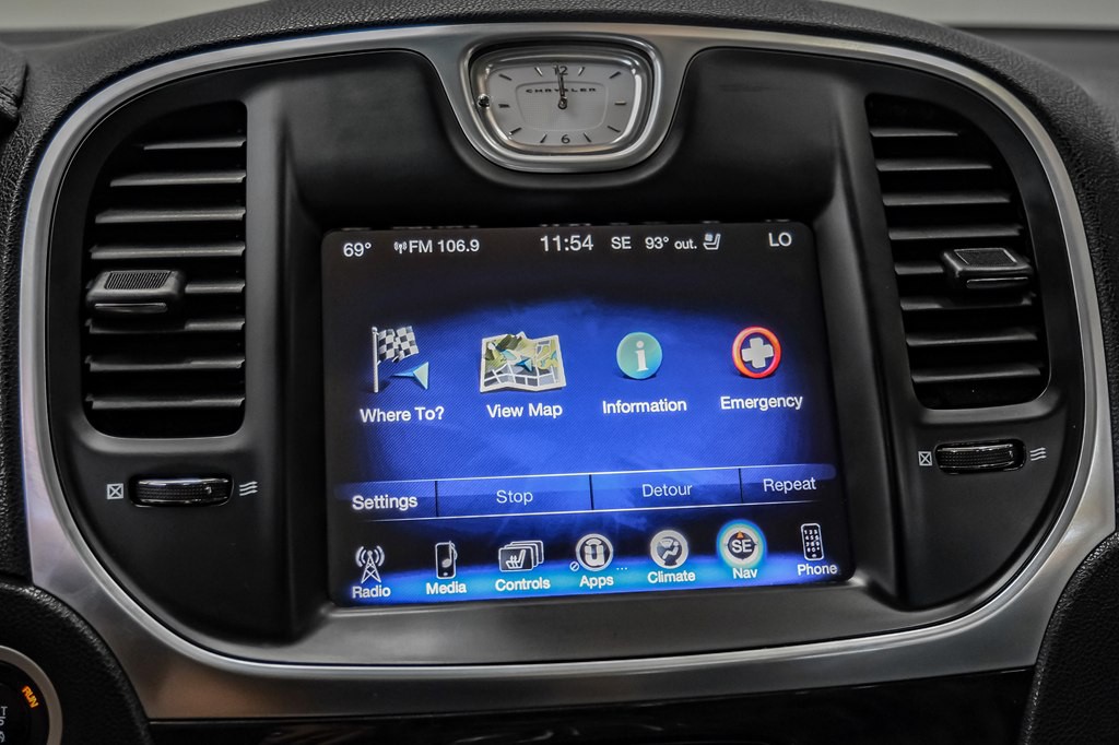 2016 Chrysler 300 Image 37