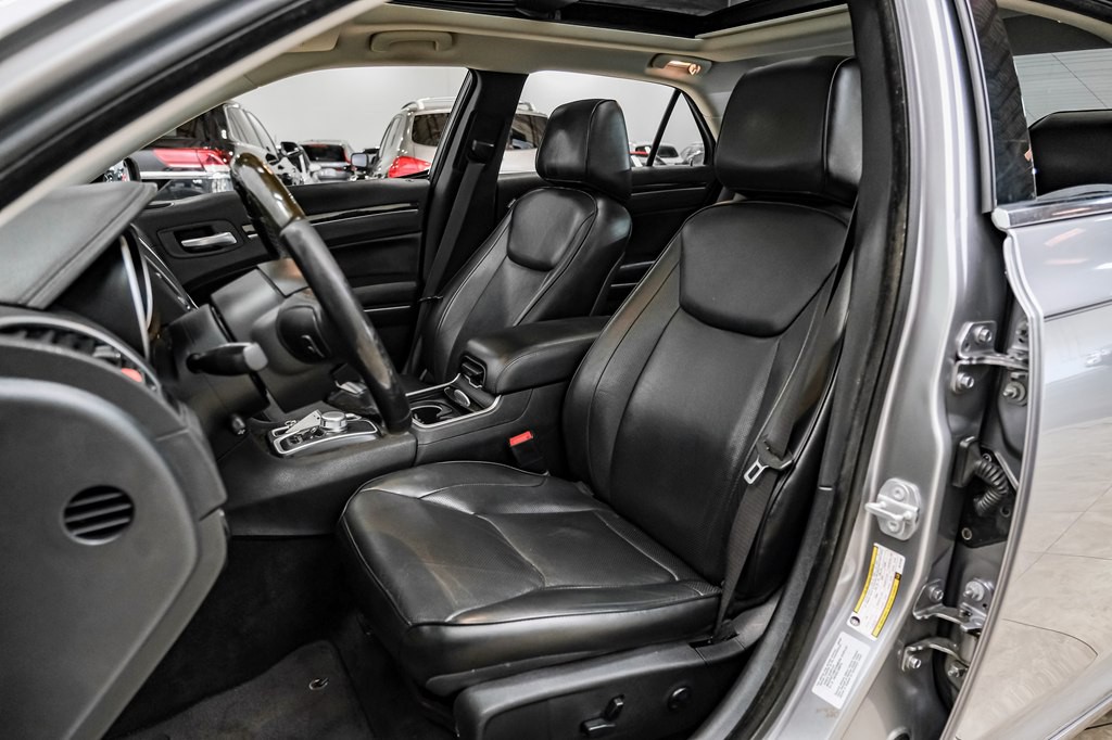 2016 Chrysler 300 Image 38
