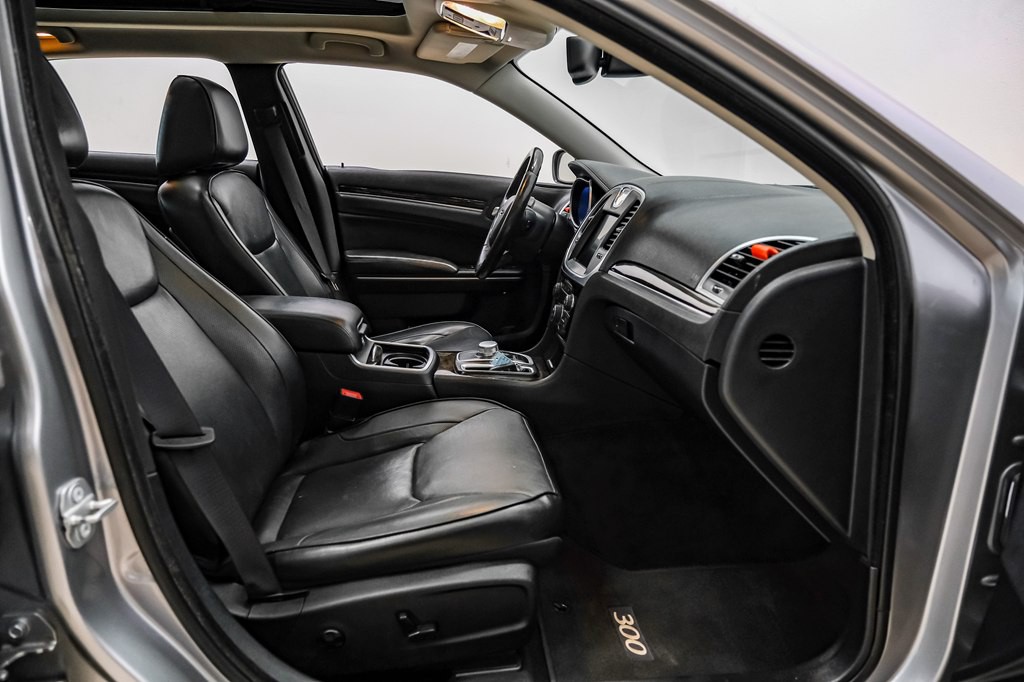 2016 Chrysler 300 Image 39