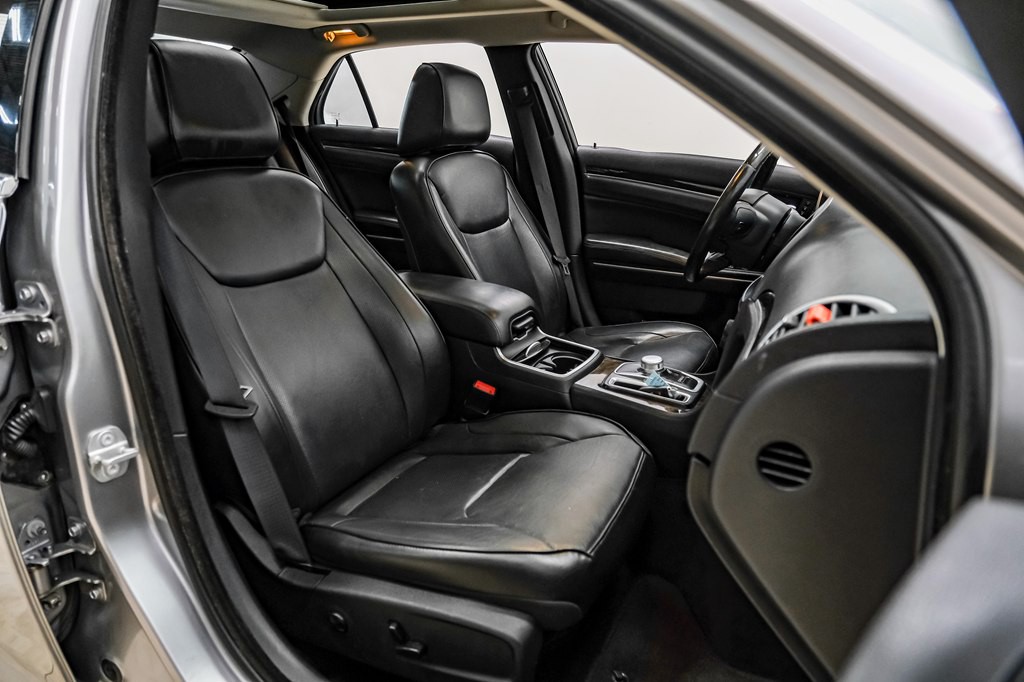 2016 Chrysler 300 Image 40