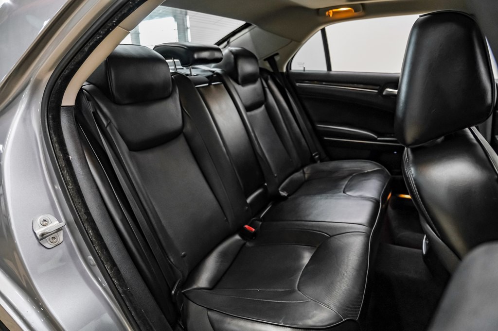 2016 Chrysler 300 Image 41