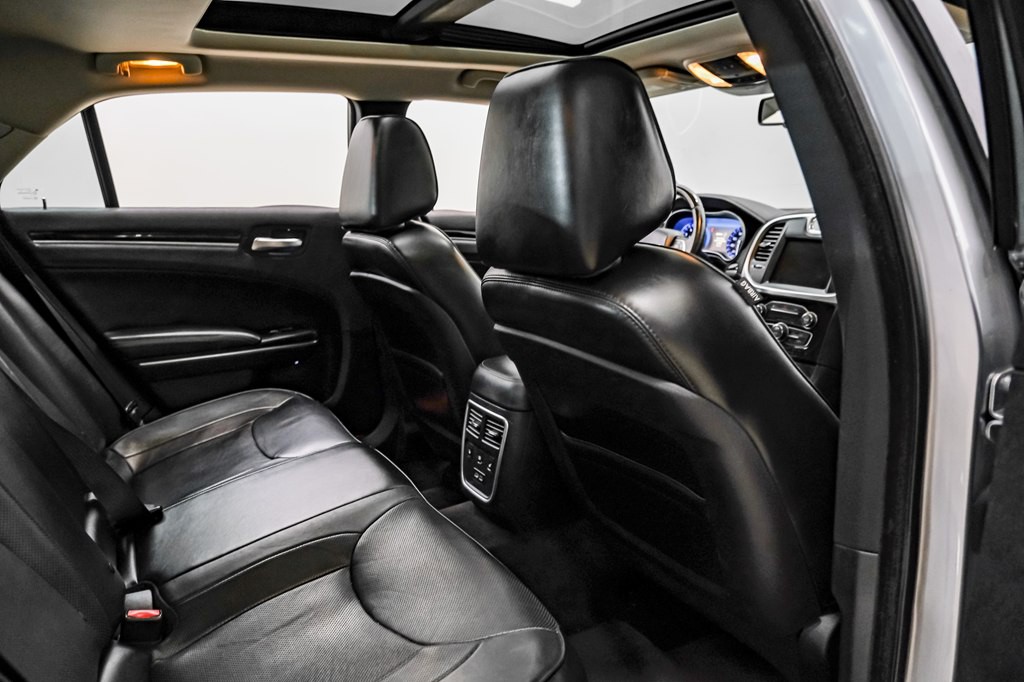 2016 Chrysler 300 Image 42