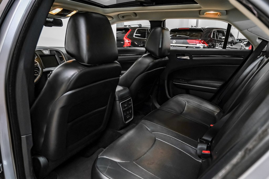2016 Chrysler 300 Image 44