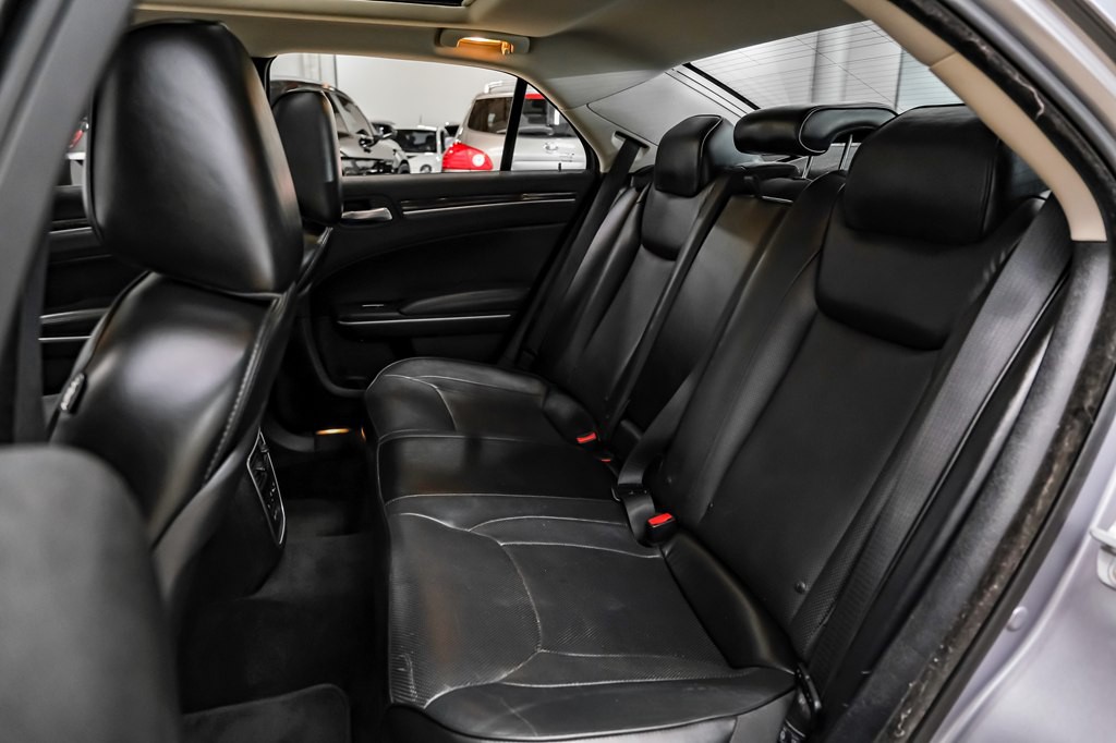 2016 Chrysler 300 Image 45