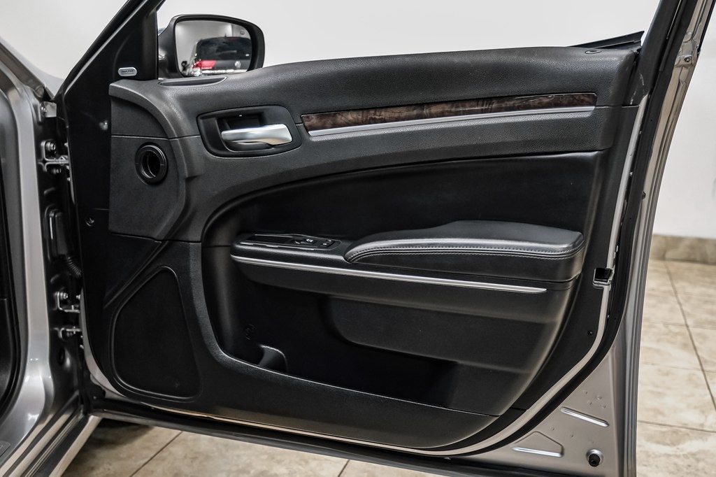 2016 Chrysler 300 Image 48