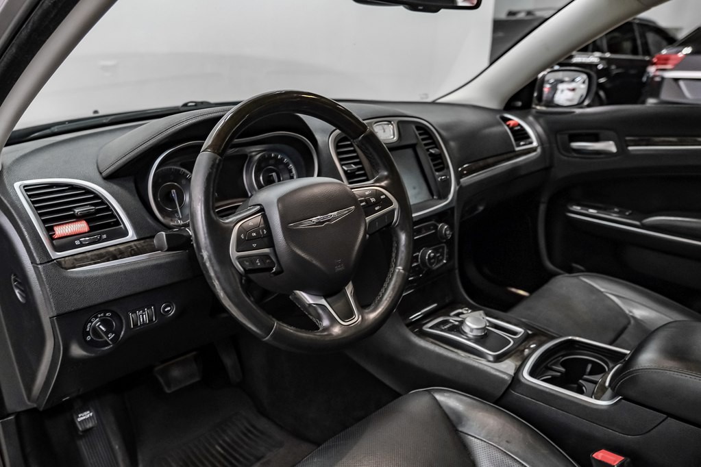 2016 Chrysler 300 Image 10