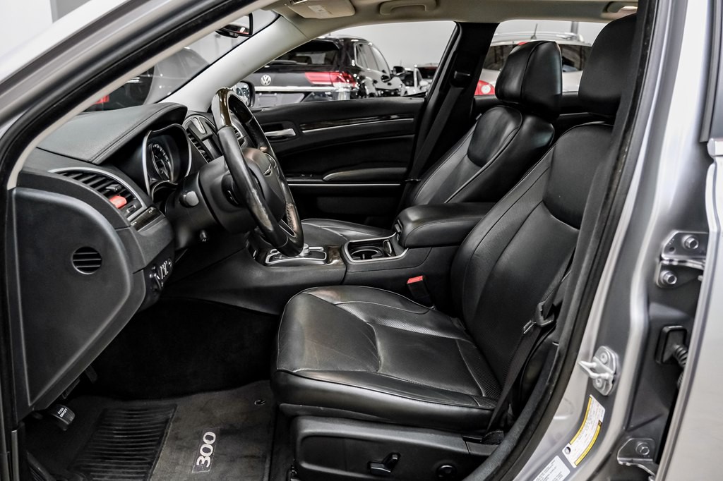 2016 Chrysler 300 Image 11