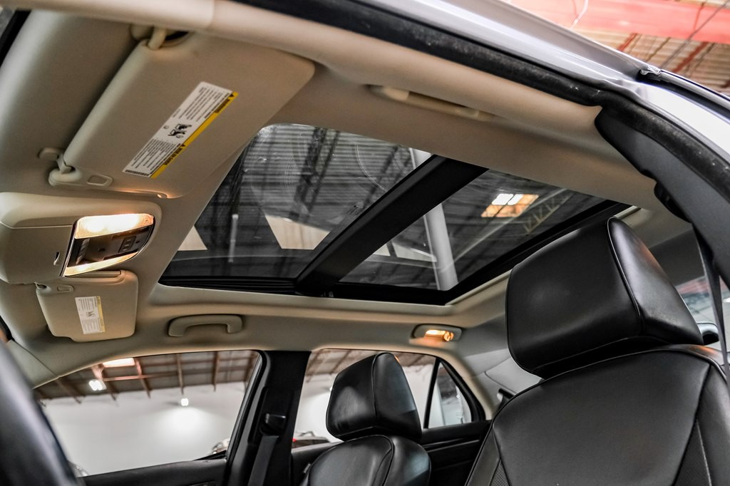 2016 Chrysler 300 Image 12