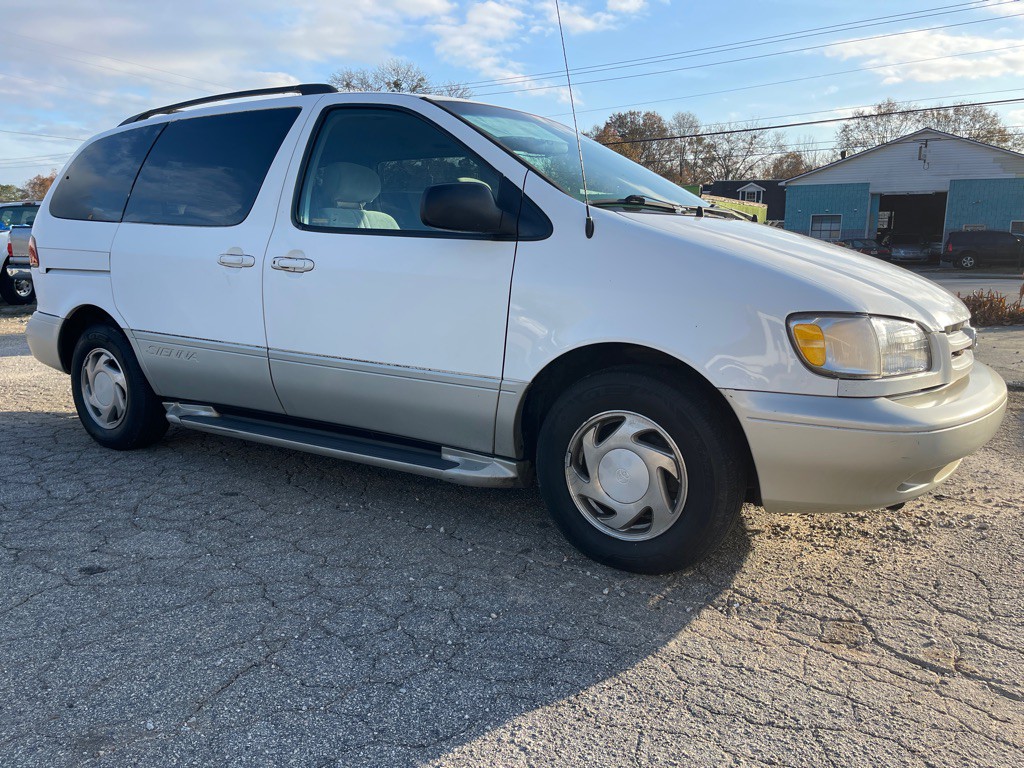 1998 Toyota Sienna Image 1