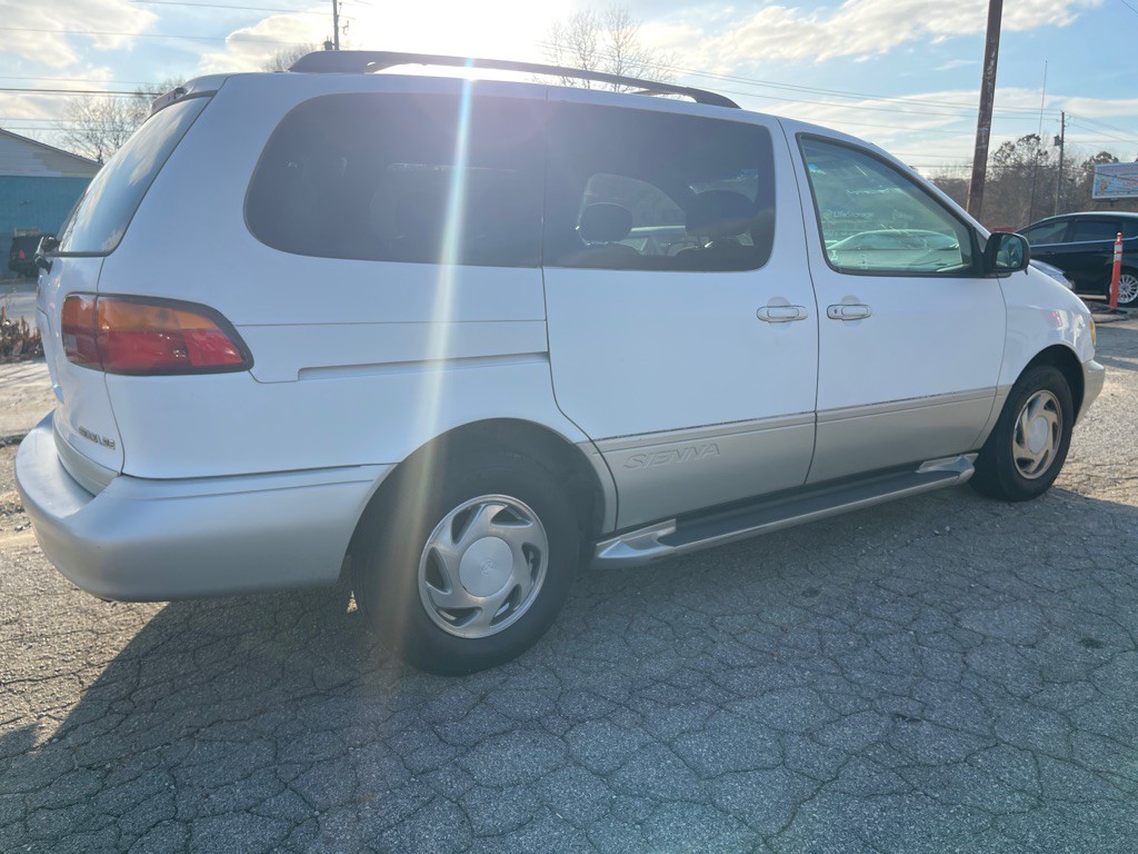 1998 Toyota Sienna Image 2