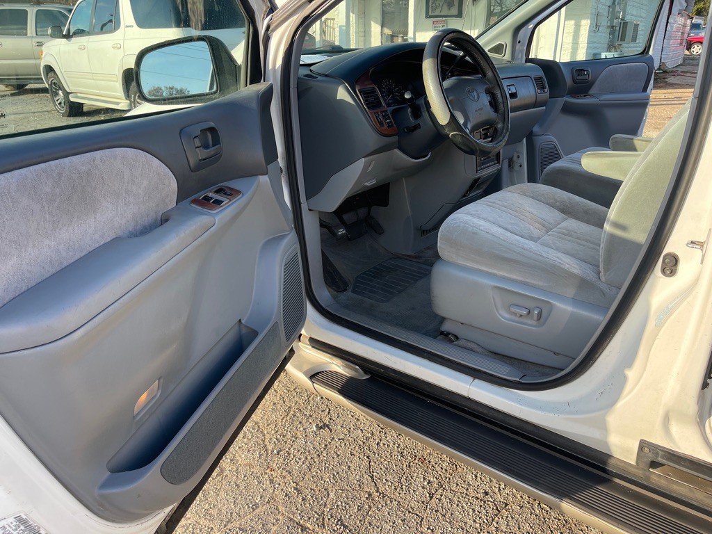 1998 Toyota Sienna Image 8