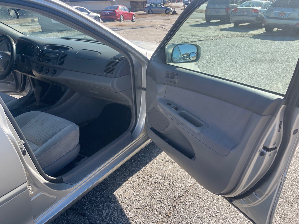 2004 Toyota Camry Image 16