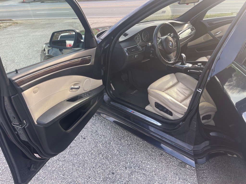 2010 BMW 5 Series Image 9