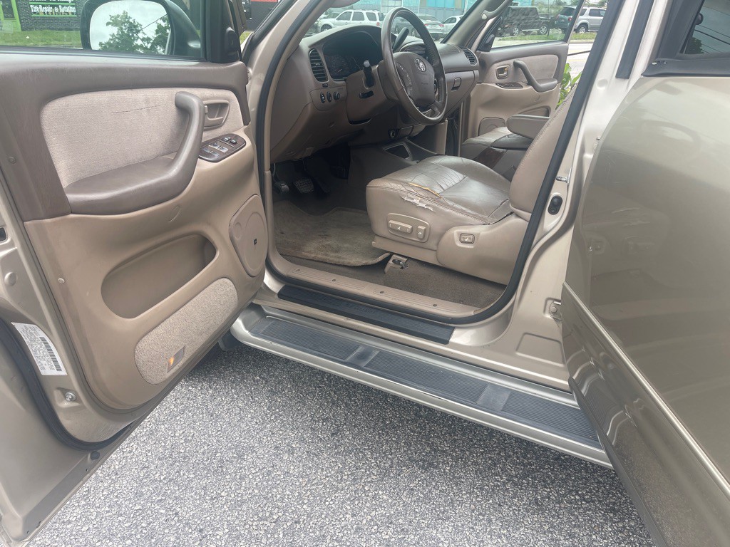 2004 Toyota Sequoia Image 9