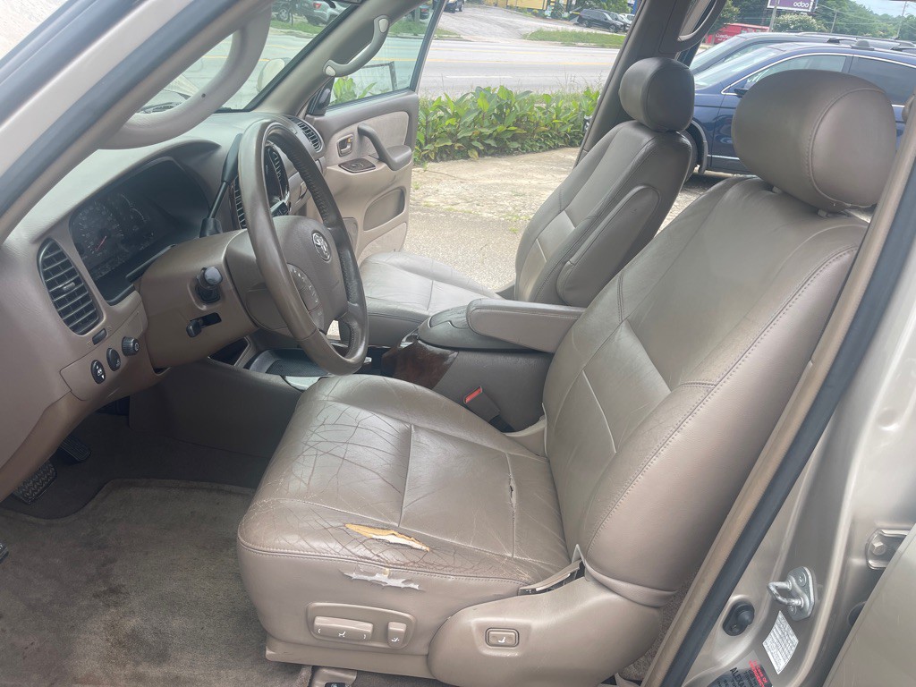 2004 Toyota Sequoia Image 10
