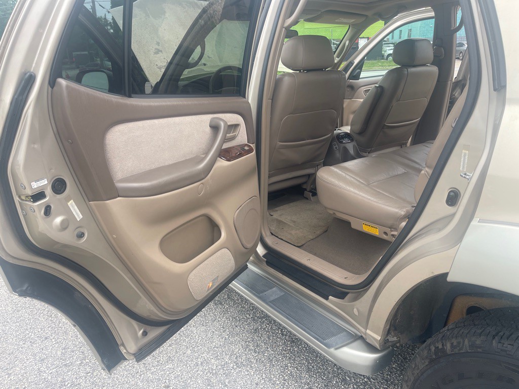 2004 Toyota Sequoia Image 12
