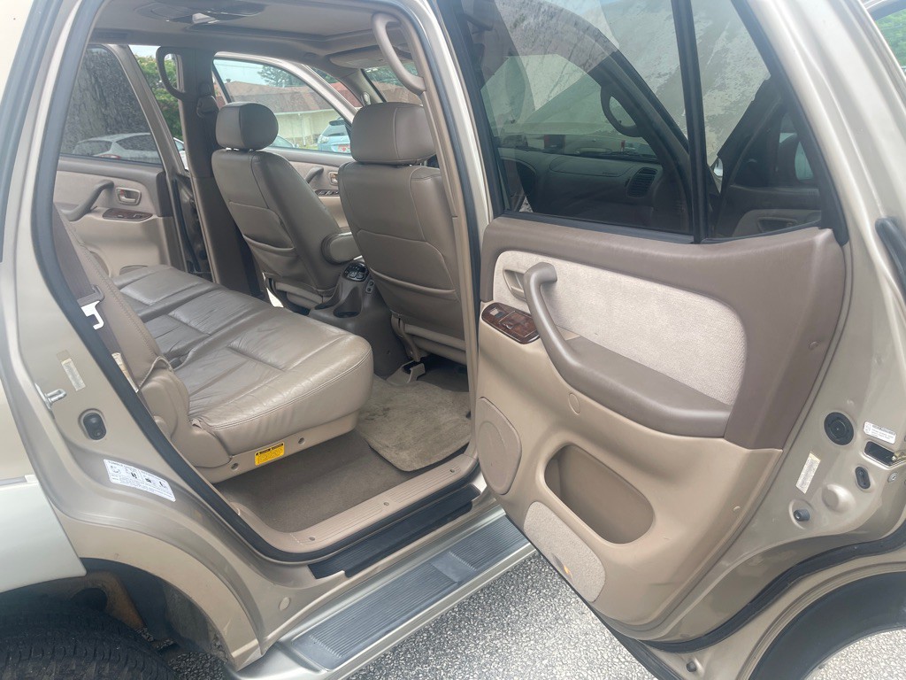 2004 Toyota Sequoia Image 16