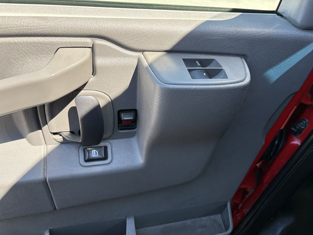 2016 Chevrolet Express Image 8